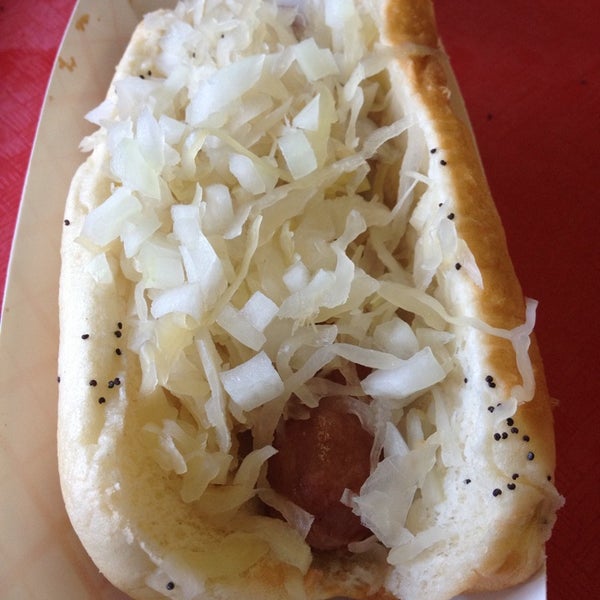 6/14/2013 tarihinde Charlie B.ziyaretçi tarafından Hotdog-Opolis'de çekilen fotoğraf