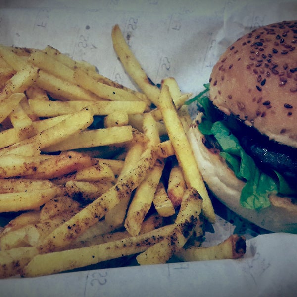 Burger köftesinin baharatlari o kadar guzel ayarlanmış ki hem etin hem bahartları  tadını alabiliyorsunuz👍👏 gayet lezzetli ve fiyatları uygun (karamelize burger 17 lira)