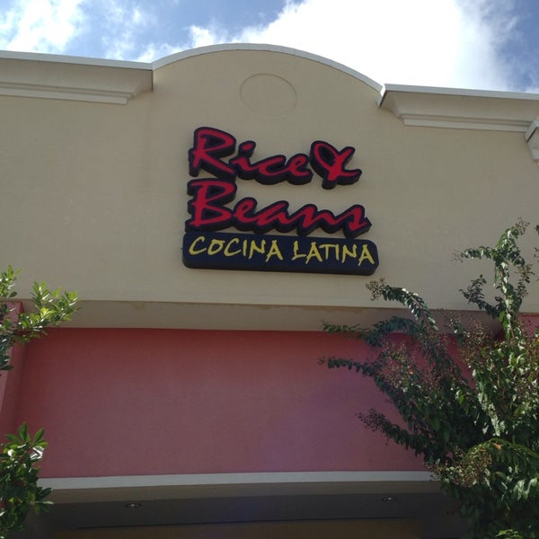 10/8/2013 tarihinde Calvin F.ziyaretçi tarafından Rice and Beans Cocina Latina'de çekilen fotoğraf