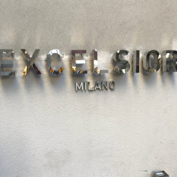 รูปภาพถ่ายที่ Excelsior Milano โดย Sascha B. เมื่อ 11/30/2017