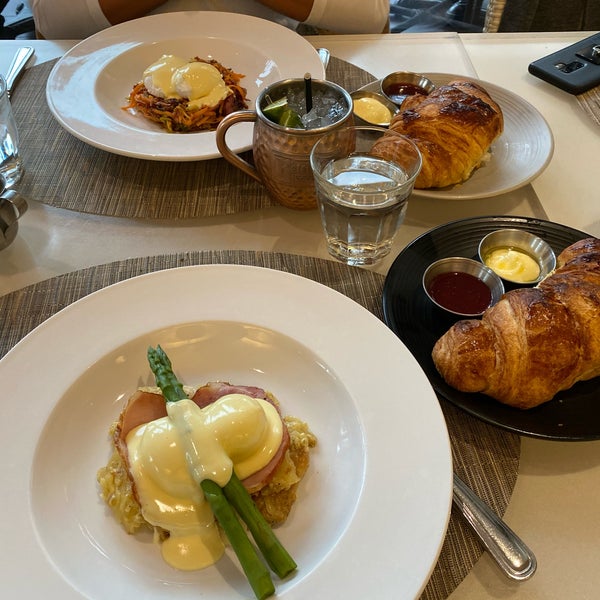 รูปภาพถ่ายที่ HEXX Kitchen + Bar โดย Krista S. เมื่อ 12/27/2019