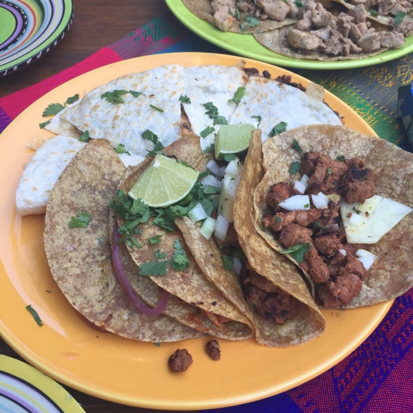 Foto scattata a Dos Tacos da Mary il 8/20/2015