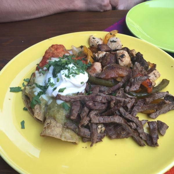 รูปภาพถ่ายที่ Dos Tacos โดย Mary เมื่อ 8/20/2015