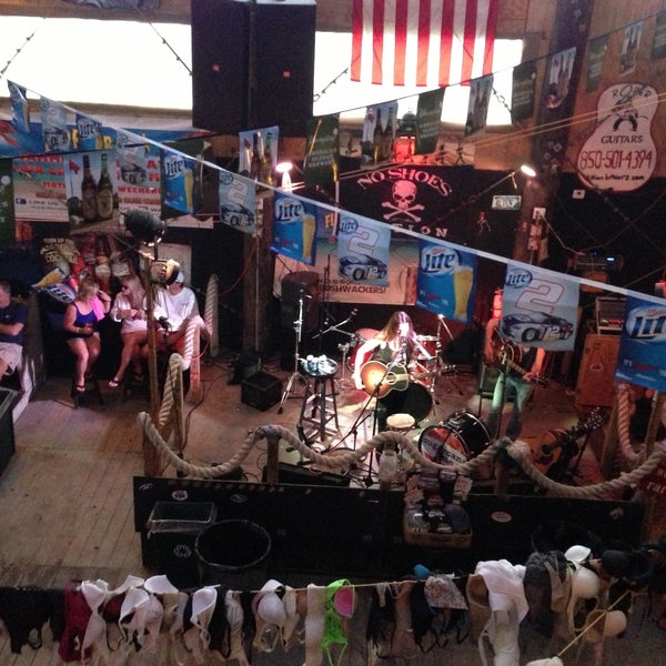 4/26/2013 tarihinde Jay J.ziyaretçi tarafından Flora-Bama Lounge, Package, and Oyster Bar'de çekilen fotoğraf