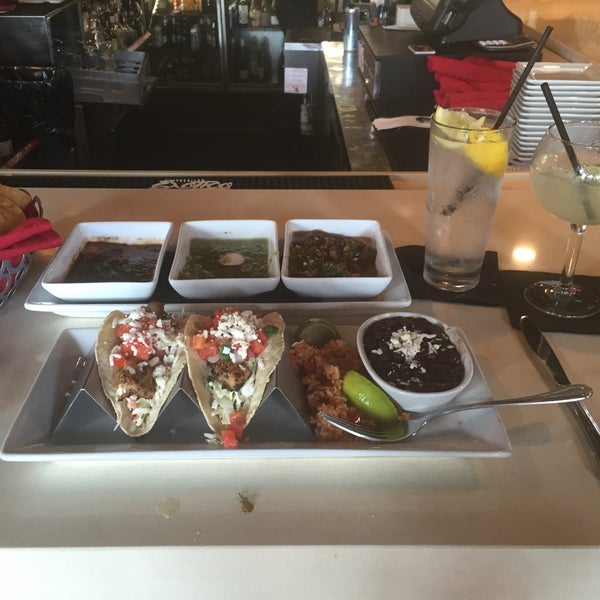 รูปภาพถ่ายที่ Zócalo Mexican Cuisine &amp; Tequileria โดย Kat M. เมื่อ 7/23/2015