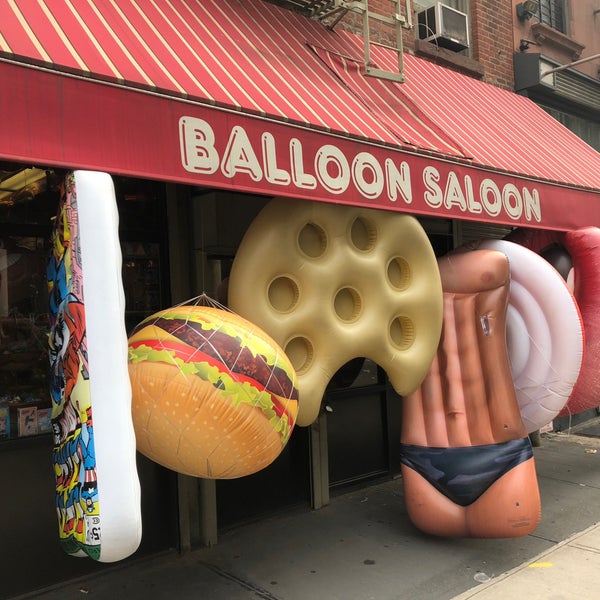 รูปภาพถ่ายที่ Balloon Saloon โดย Eric N. เมื่อ 8/21/2018