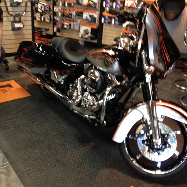 Das Foto wurde bei Vandervest Harley Davidson von Tammy D. am 2/23/2014 aufgenommen