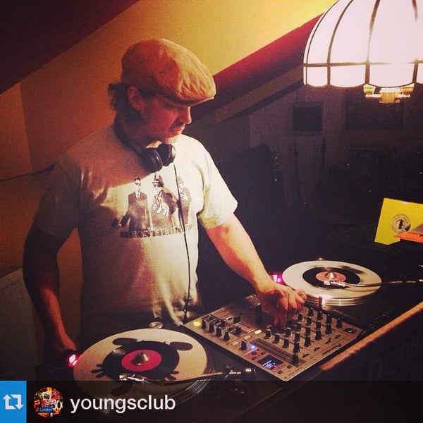 Club younger. One rock клуб в москве. Дискотека для молодежи. Селфи в клубе. Club younger.