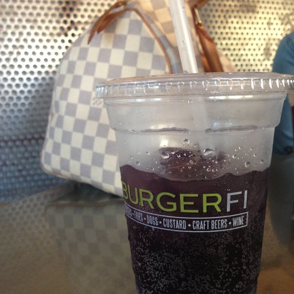 5/6/2013 tarihinde Justin K.ziyaretçi tarafından BurgerFi'de çekilen fotoğraf