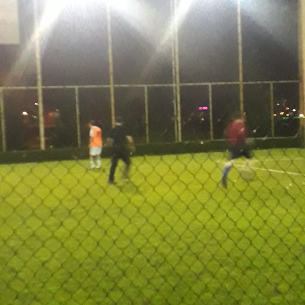 yagmur hali saha futbol sahasi da fotograflar