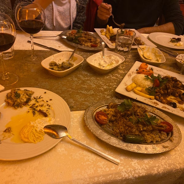 Das Foto wurde bei Bağdadi Restoran von Sinem T. am 11/15/2022 aufgenommen