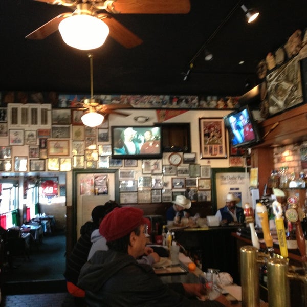1/13/2013 tarihinde Ally W.ziyaretçi tarafından Double Play Bar &amp; Grill'de çekilen fotoğraf