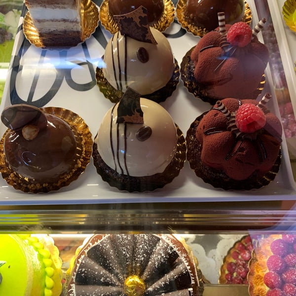 Foto scattata a Lana&#39;s Dazzling Desserts da Consta K. il 11/16/2019