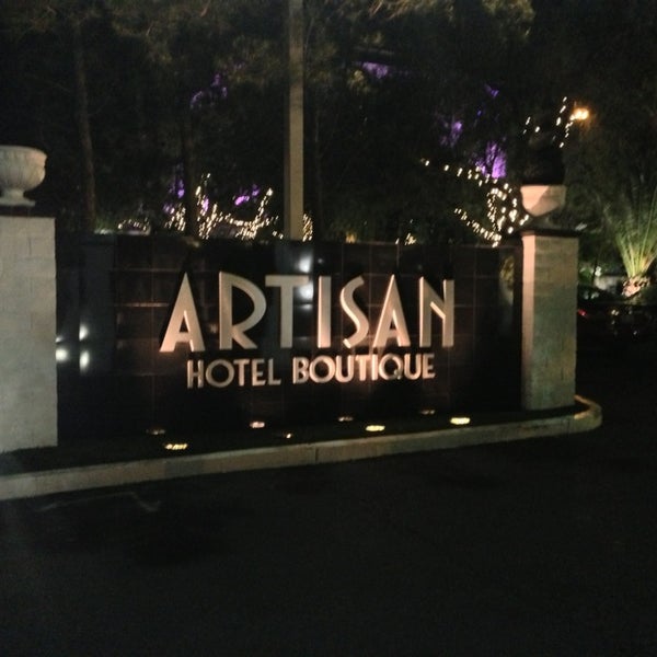 Das Foto wurde bei Artisan Hotel Boutique and Lounge von Constantine K. am 3/14/2013 aufgenommen