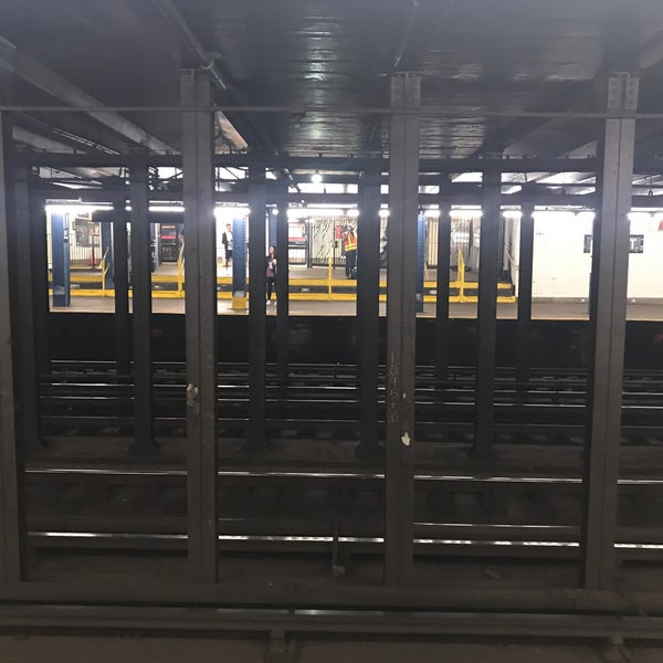 Das Foto wurde bei MTA Subway - 50th St (C/E) von SiriRath S. am 5/11/2018 aufgenommen