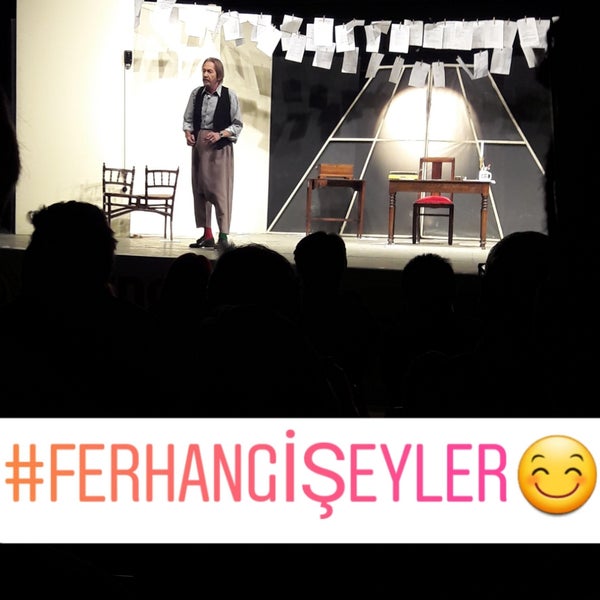 Das Foto wurde bei Bornova Ayfer Feray Açık Hava Tiyatrosu von Musti .. am 9/29/2017 aufgenommen