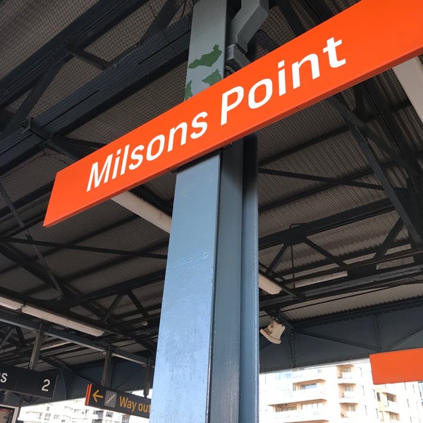 Photo taken at Milsons Point Station by Ozgenre on 10/25/2018