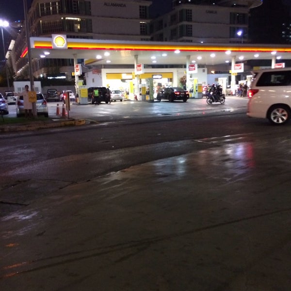 Foto tirada no(a) Shell Station por Kamarulzaman em 1/20/2014
