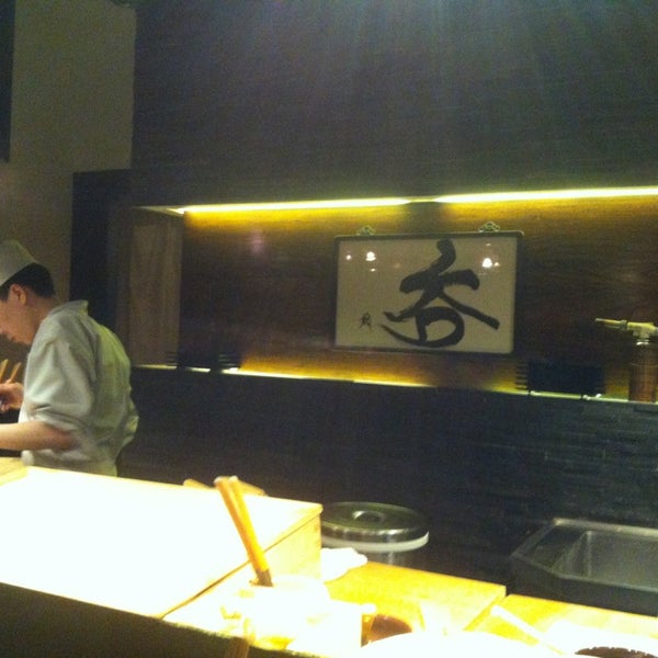 รูปภาพถ่ายที่ Sushi Oyama โดย Gregory P. เมื่อ 4/16/2013