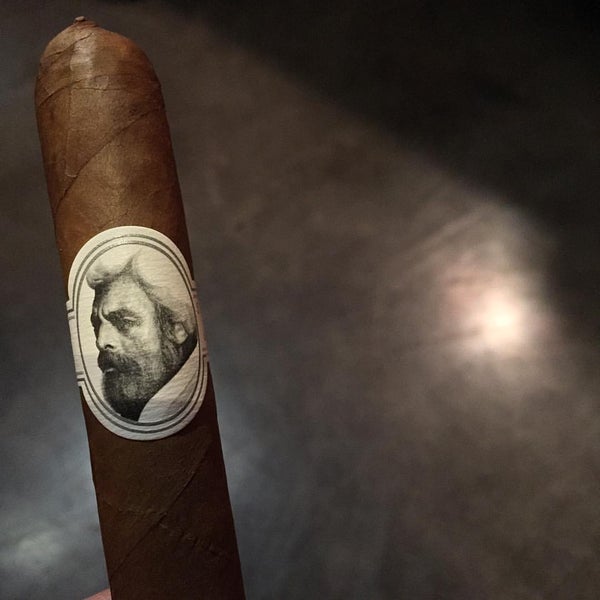 Foto tirada no(a) Ohlone Cigar Lounge por Dave W. em 9/20/2015