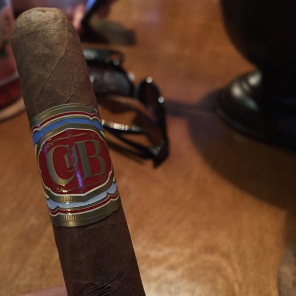 Foto tirada no(a) Ohlone Cigar Lounge por Dave W. em 7/24/2015