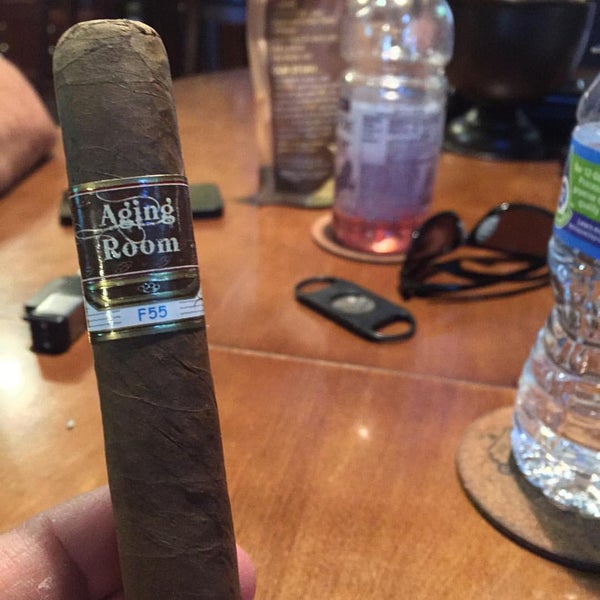 9/21/2015 tarihinde Dave W.ziyaretçi tarafından Ohlone Cigar Lounge'de çekilen fotoğraf