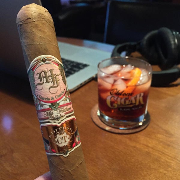 Foto tirada no(a) Ohlone Cigar Lounge por Dave W. em 7/26/2015
