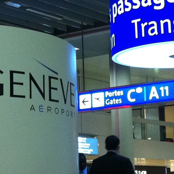 รูปภาพถ่ายที่ Aéroport de Genève Cointrin (GVA) โดย Rahel เมื่อ 4/19/2013