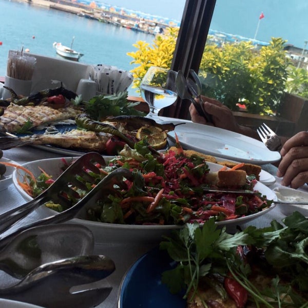 Снимок сделан в İskele Et &amp; Balık Restaurant пользователем Mert T. 6/4/2019