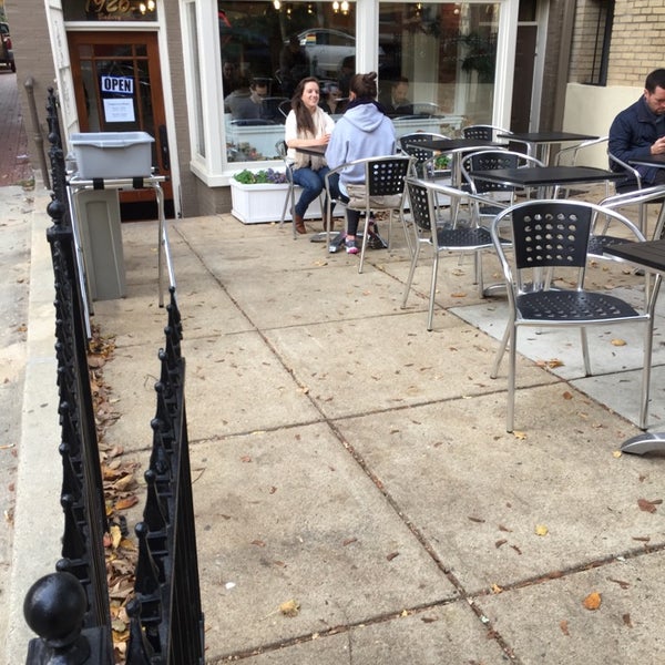 Foto tirada no(a) Three Fifty Bakery and Coffee Bar por Kevin S. em 11/9/2014
