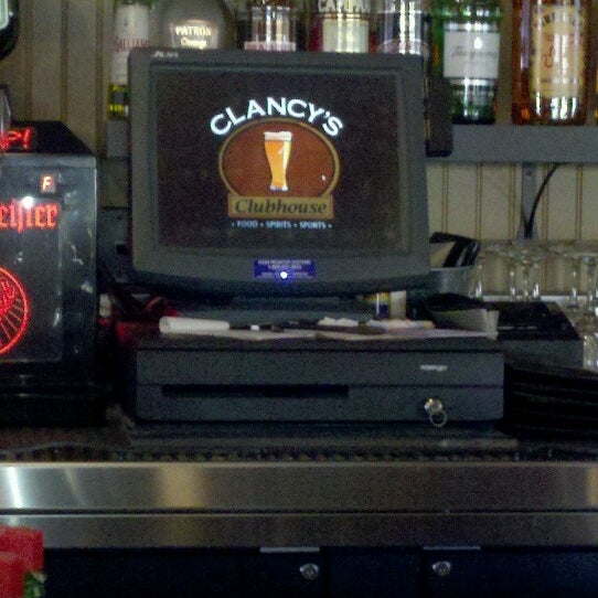 Foto scattata a Clancy&#39;s Bar &amp; Grill da Melissa A. il 1/12/2013