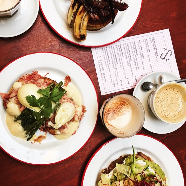 The avocado toast with zucchini, the eggs benedict and the buttermilk pancakes with bacon, banana and maple syrup have become real brunch favorites!