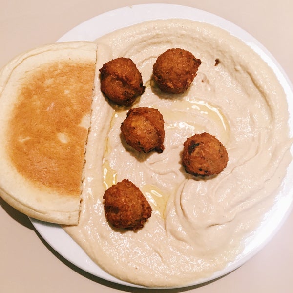 The pita bread is soft and fluffy, the hummus nice and creamy, and the falafel very tasty. Add traditional condiments to your liking (I love the pickled onions) and pair with a fresh carrot juice!
