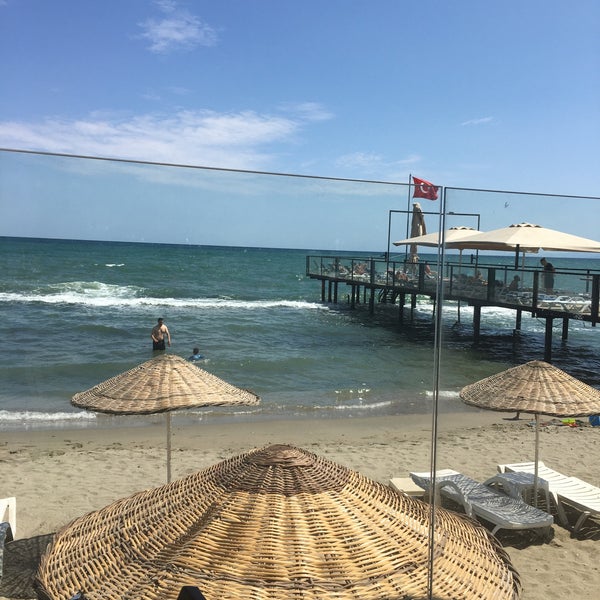 Das Foto wurde bei Shaya Beach Cafe &amp; Restaurant von Emre E. am 8/16/2020 aufgenommen