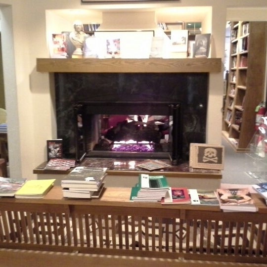 Photo taken at Full Circle Bookstore by Steve L. on 1/12/2013