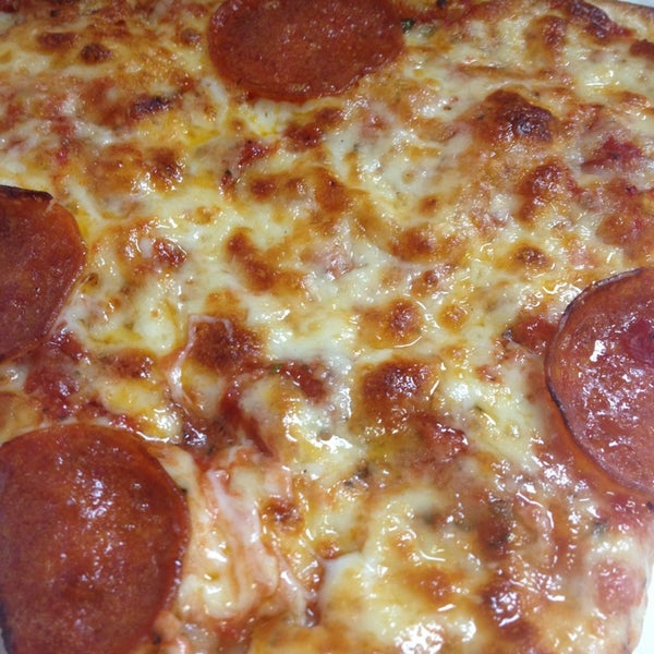 Foto tomada en Tony&#39;s Pizza  por Evelyn J. el 1/23/2013