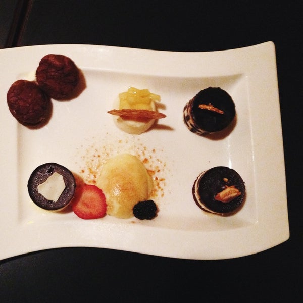 3/1/2014 tarihinde Kelly R.ziyaretçi tarafından Finale Desserterie &amp; Bakery'de çekilen fotoğraf
