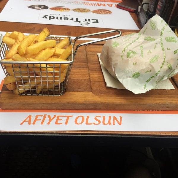 Foto tirada no(a) Trendy Pizza por Gülçin U. em 2/4/2018