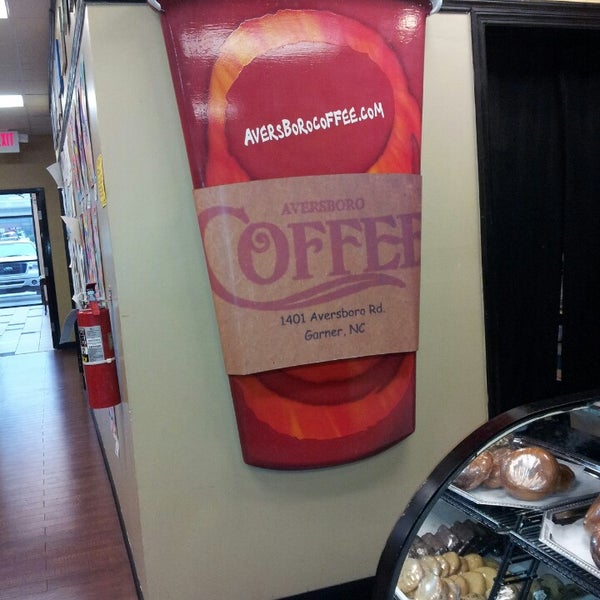 12/10/2013 tarihinde David P.ziyaretçi tarafından Aversboro Coffee'de çekilen fotoğraf