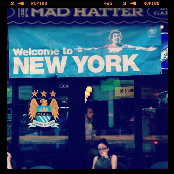 รูปภาพถ่ายที่ The Mad Hatter Pub &amp; Eatery โดย Chris เมื่อ 5/21/2013