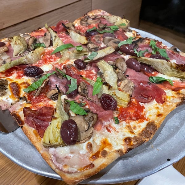 Foto scattata a Adrienne&#39;s Pizza Bar da Narumi N. il 6/29/2021
