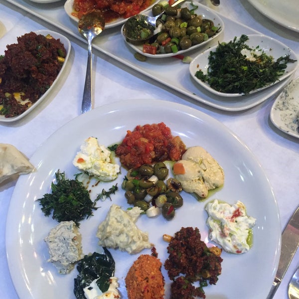 รูปภาพถ่ายที่ Antakya Restaurant โดย Ayşe A. เมื่อ 2/10/2016