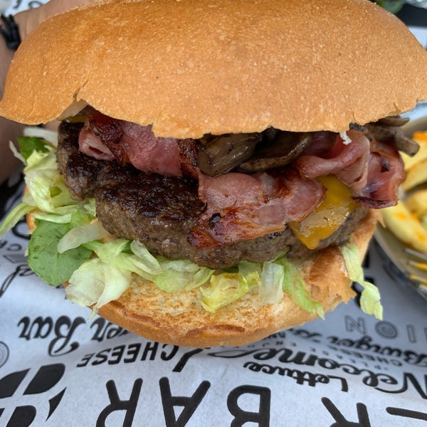 Foto tirada no(a) Burger Bar por 23x em 7/30/2019