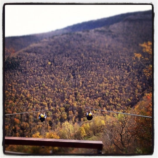 รูปภาพถ่ายที่ Zipline Adventure Tours โดย Nataliya Y. เมื่อ 10/15/2012