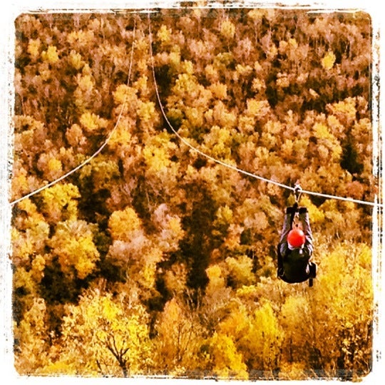 รูปภาพถ่ายที่ Zipline Adventure Tours โดย Nataliya Y. เมื่อ 10/15/2012