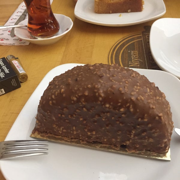Photo taken at Şen Pastaneleri Cafe &amp; Bistro by Faruk Rasim Ç. on 10/18/2021