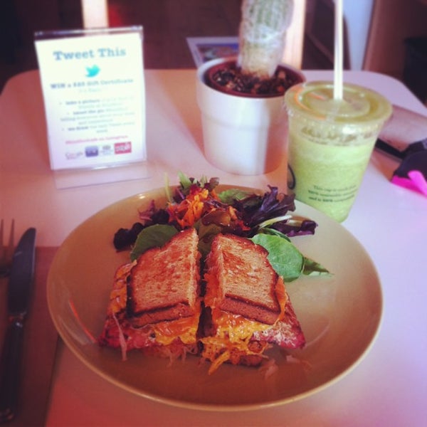 Foto scattata a Lettuce Love Cafe da Brian C. il 8/30/2013
