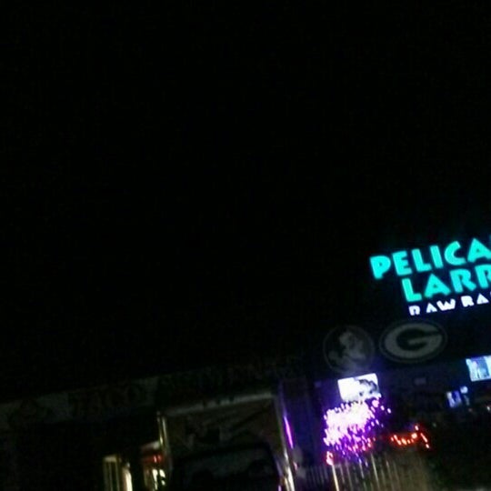 Foto diambil di Pelican Larry’s Raw Bar &amp; Grill - Pine Ridge Rd oleh Turbo C. pada 11/12/2015