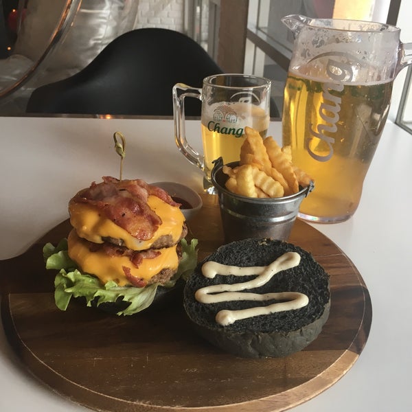 Delicious burger and draft Chang... what can be better🤤