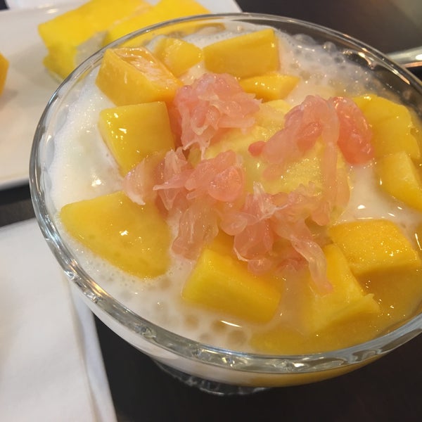 Photo taken at Mango Mango Dessert - Edison by Yujie J. on 3/31/2018